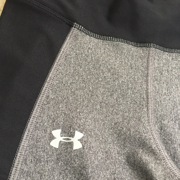 UNDER ARMOUR Compression Colorblock Capri Leggings - Picture 3 of 8